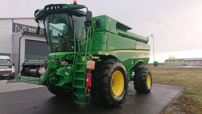 John Deere S670