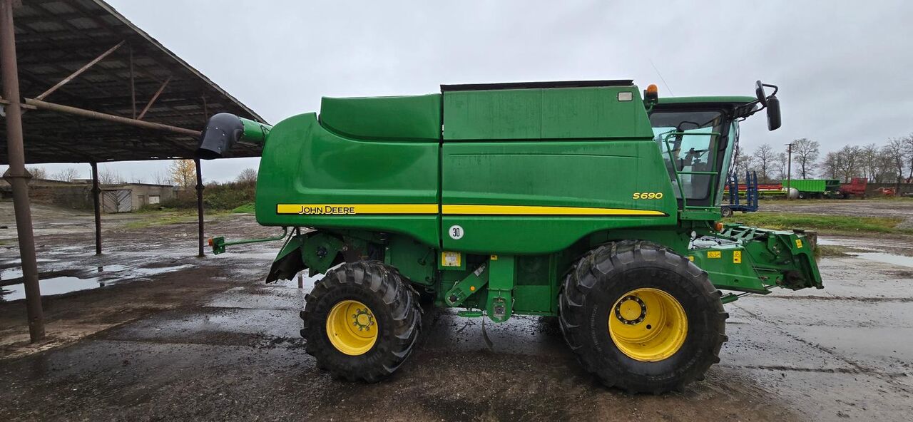 JOHN DEERE S690