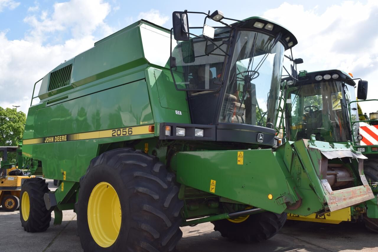 John Deere 2056