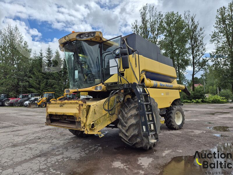 New Holland CS 6080 grain harvester