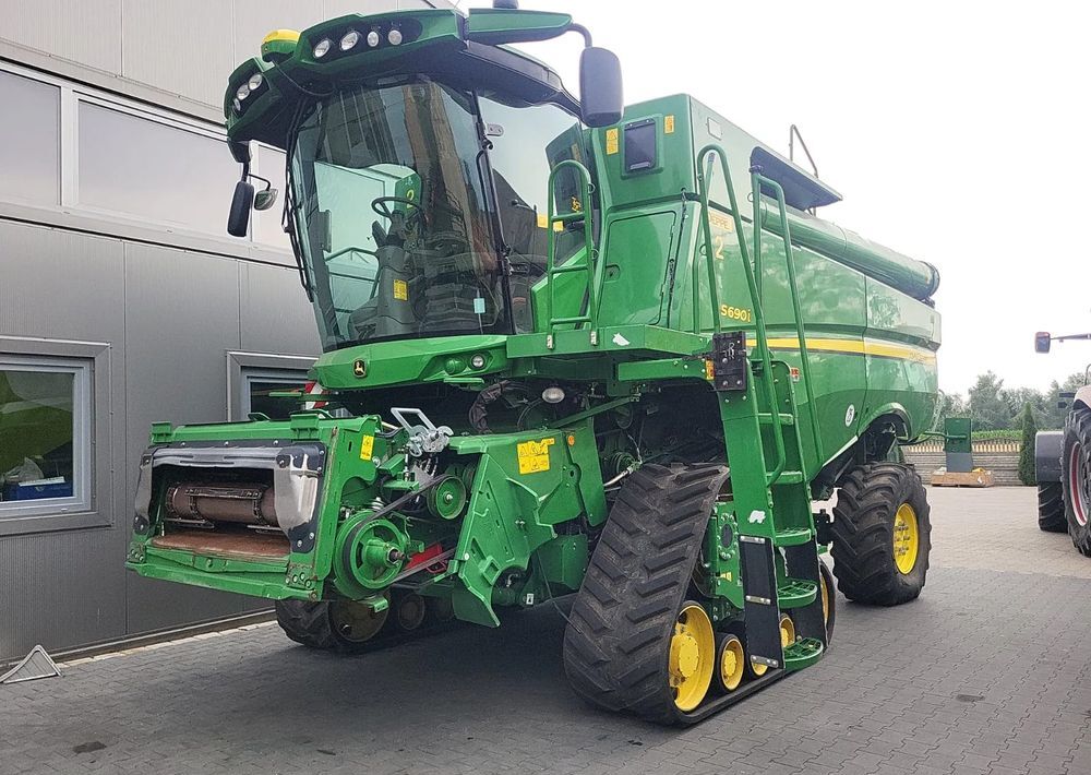 John Deere S690i