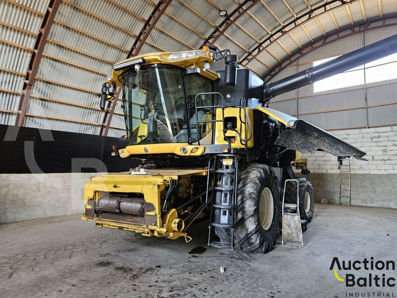 New Holland CR 9080 grain harvester
